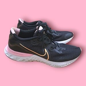 Nike Women's Black and Pink Athletic Shoes
